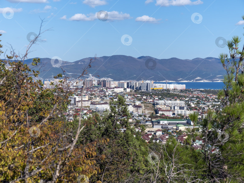 Скачать 12 августа 2025 года Вид сверху с горы Колдун на море и береговую линию в направлении курортного поселка Мысхако близ Новороссийска, Россия, на побережье Черного моря. Прибрежный ландшафт и береговая линия фотосток Ozero