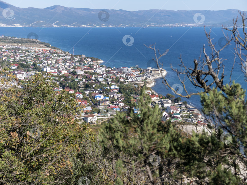 Скачать 12 августа 2025 года Вид сверху с горы Колдун на море и береговую линию в направлении курортного поселка Мысхако близ Новороссийска, Россия, на побережье Черного моря. Прибрежный ландшафт и береговая линия фотосток Ozero