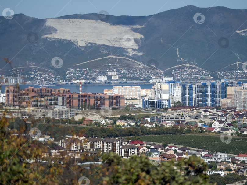 Скачать 22 августа 2025 года, Южный район Новороссийска, вид с горы Колдун, Россия, на побережье Черного моря. Городская территория и прибрежный ландшафт, вид сверху фотосток Ozero