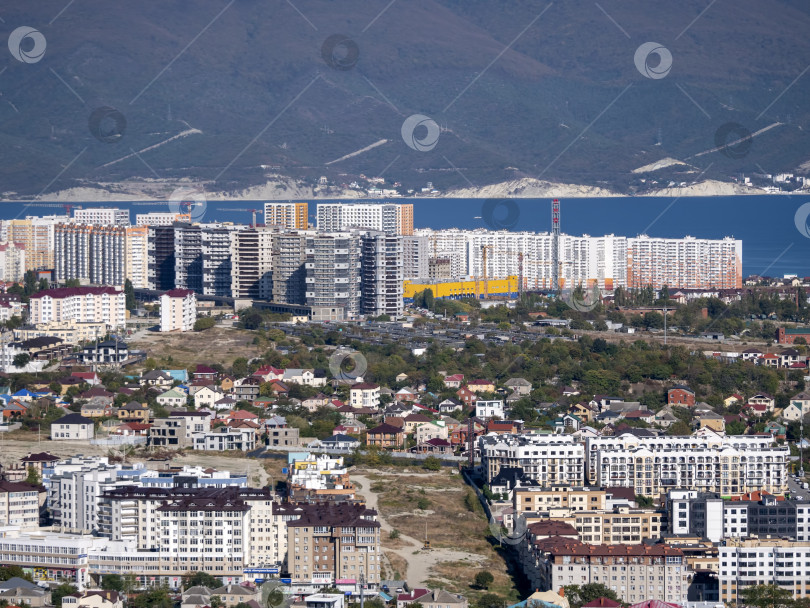 Скачать 22 августа 2025 года, Южный район Новороссийска, вид с горы Колдун, Россия, на побережье Черного моря. Городская территория и прибрежный ландшафт, вид сверху фотосток Ozero