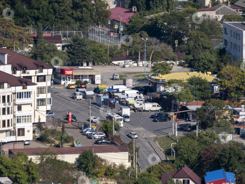 Скачать 22 августа 2025 года Центр Мысхако с местным рынком и автобусной остановкой недалеко от Новороссийска, Россия, на побережье Черного моря. Повседневная жизнь в приморском поселке фотосток Ozero