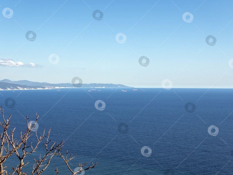 Скачать Нефтяные танкеры ожидают погрузки в Цемесской бухте близ Новороссийска, Россия, на Черном море. Крупные суда стоят на якоре у берега фотосток Ozero