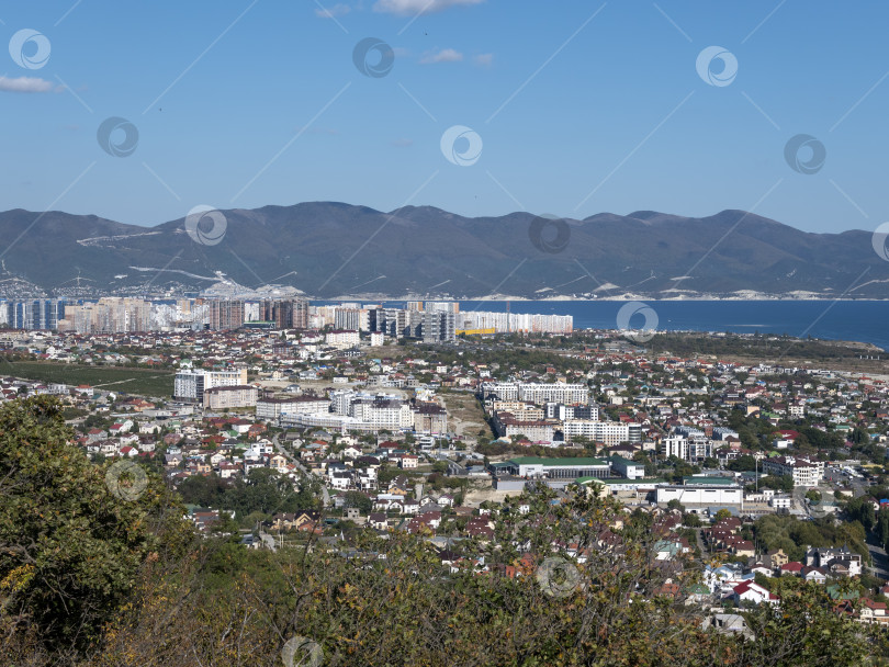 Скачать 12 августа 2025 года Вид сверху с горы Колдун на море и береговую линию в направлении курортного поселка Мысхако близ Новороссийска, Россия, на побережье Черного моря. Прибрежный ландшафт и береговая линия фотосток Ozero