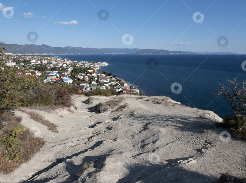 Скачать 12 августа 2025 года Вид сверху с горы Колдун на море и береговую линию в направлении курортного поселка Мысхако близ Новороссийска, Россия, на побережье Черного моря. Прибрежный ландшафт и береговая линия фотосток Ozero