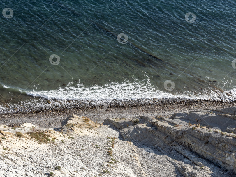 Скачать Вид сверху на море, скалистую береговую линию и прибрежные утесы. Естественный морской пейзаж со скалами и водой, без людей фотосток Ozero