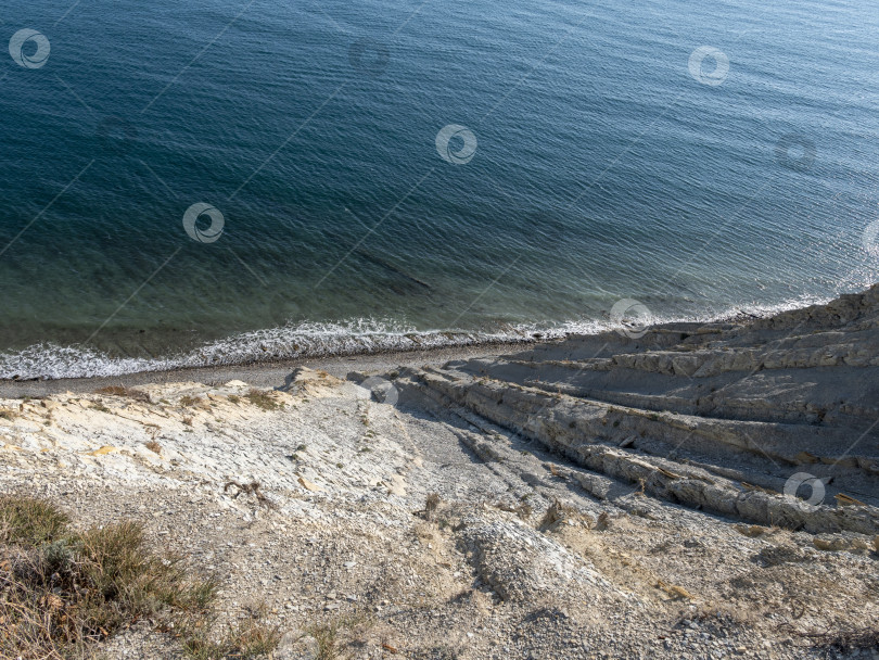 Скачать Вид сверху на море, скалистую береговую линию и прибрежные утесы. Естественный морской пейзаж со скалами и водой, без людей фотосток Ozero