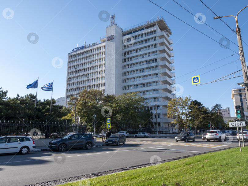 Скачать 22 августа 2025 года в Новороссийске, Россия, на побережье Черного моря, было построено здание Службы управления SCF. Офисное здание морской судоходной компании в портовом городе фотосток Ozero