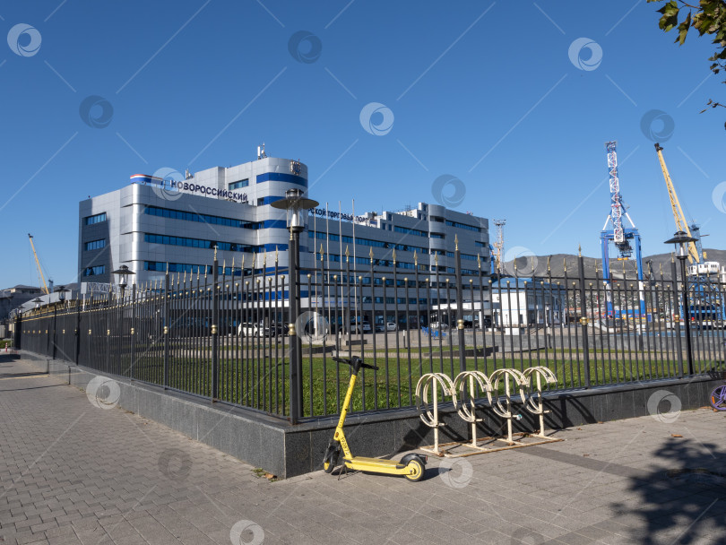 Скачать 22 августа 2025 года начнется строительство Новороссийского морского торгового порта в Новороссийске, Россия, на побережье Черного моря. Административное здание порта и морская инфраструктура фотосток Ozero