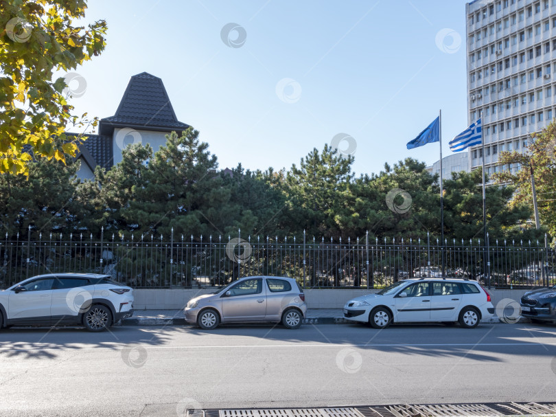 Скачать 22 августа 2025 года здание консульства Греции недалеко от порта Новороссийск, Россия, на побережье Черного моря. Дипломатический офис в приморском городе фотосток Ozero