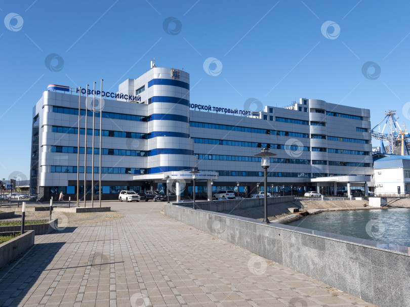 Скачать 22 августа 2025 года начнется строительство Новороссийского морского торгового порта в Новороссийске, Россия, на побережье Черного моря. Административное здание порта и морская инфраструктура фотосток Ozero