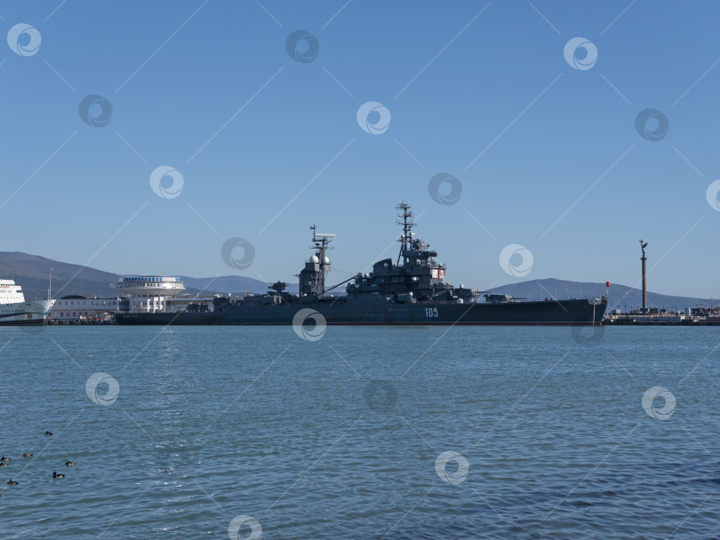 Скачать Новороссийск, Россия, 20 сентября 2025 года: Крейсер "Михаил Кутузов" пришвартовался в порту города. Историческое советское судно-музей проекта 68-бис фотосток Ozero