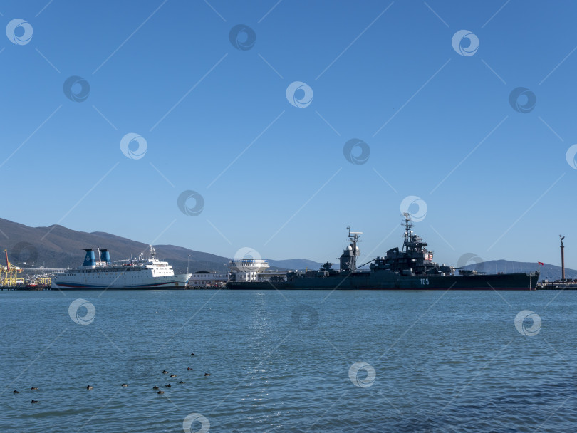Скачать Новороссийск, Россия, 20 сентября 2025 года: Крейсер "Михаил Кутузов" пришвартовался в порту города. Историческое советское судно-музей проекта 68-бис фотосток Ozero