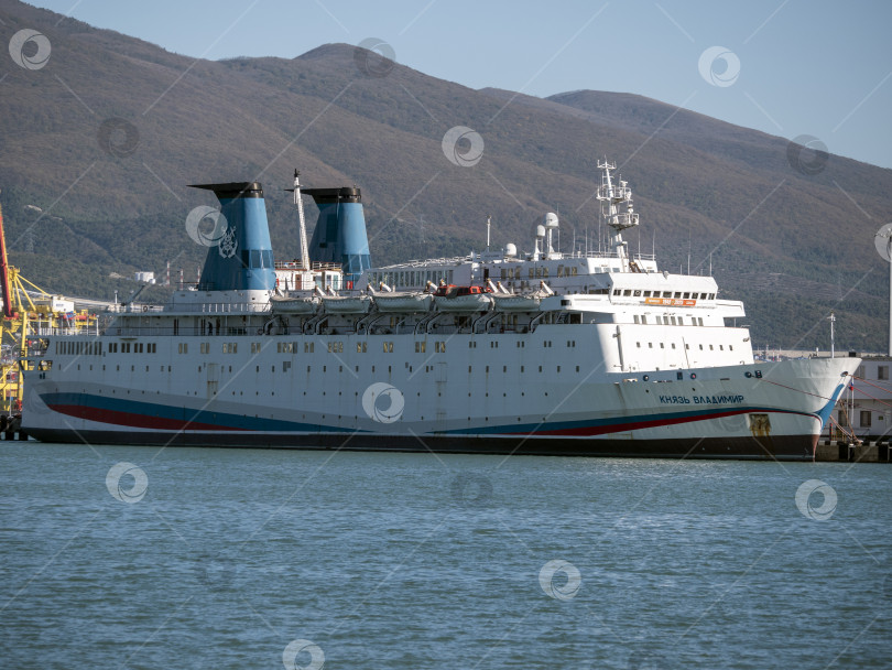 Скачать 22 августа 2025 года пассажирский теплоход "Князь Владимир" пришвартовался в порту Новороссийска, Россия, на побережье Черного моря. Речное и морское судно пришвартовано недалеко от гавани фотосток Ozero