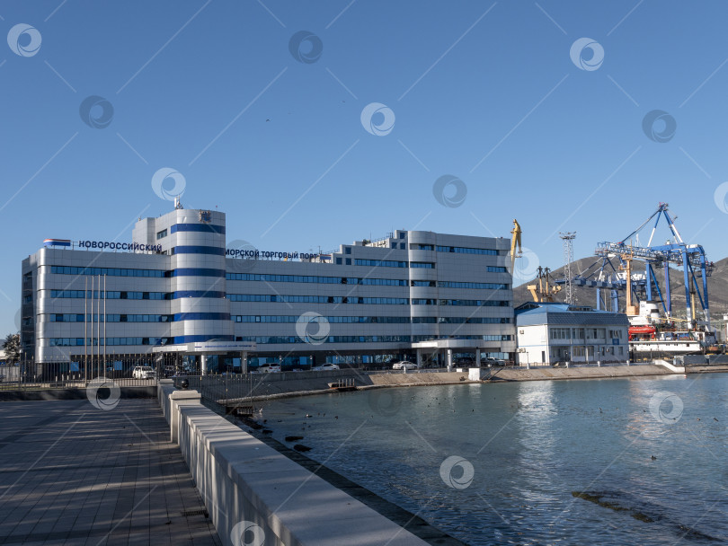 Скачать 22 августа 2025 года начнется строительство Новороссийского морского торгового порта в Новороссийске, Россия, на побережье Черного моря. Административное здание порта и морская инфраструктура фотосток Ozero