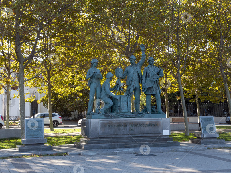 Скачать 22 августа 2025 года в Новороссийске, Россия, на побережье Черного моря установлен памятник портовикам. Общественный мемориал, посвященный морскому труду и истории порта. фотосток Ozero