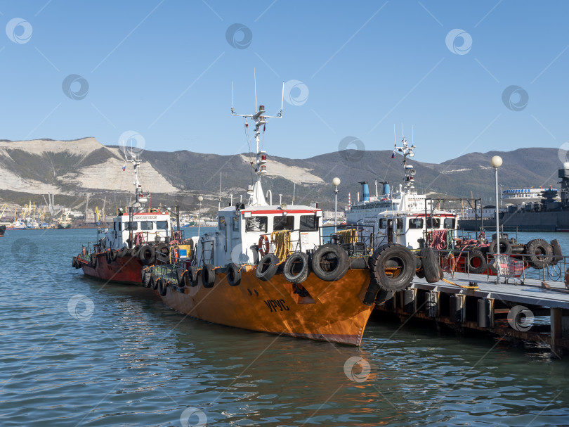 Скачать 22 августа 2025 года оранжевое рабочее судно Urus пришвартовалось к причалу в Новороссийске, Россия, на побережье Черного моря. Небольшое портовое судно у причала фотосток Ozero