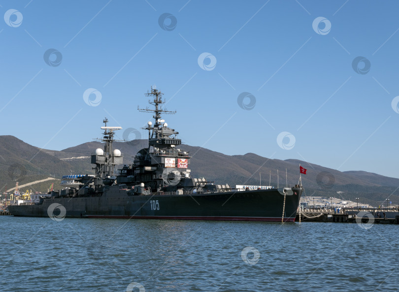 Скачать Новороссийск, Россия, 20 сентября 2025 года: Крейсер "Михаил Кутузов" пришвартовался в порту города. Историческое советское судно-музей проекта 68-бис фотосток Ozero