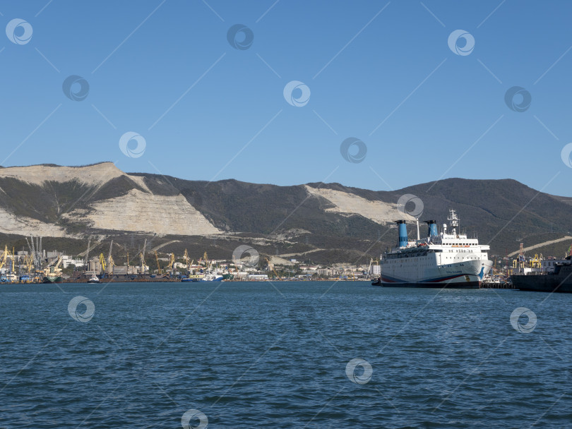 Скачать 22 августа 2025 года пассажирский теплоход "Князь Владимир" пришвартовался в порту Новороссийска, Россия, на побережье Черного моря. Речное и морское судно пришвартовано недалеко от гавани фотосток Ozero