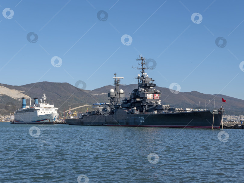 Скачать Новороссийск, Россия, 20 сентября 2025 года: Крейсер "Михаил Кутузов" пришвартовался в порту города. Историческое советское судно-музей проекта 68-бис фотосток Ozero