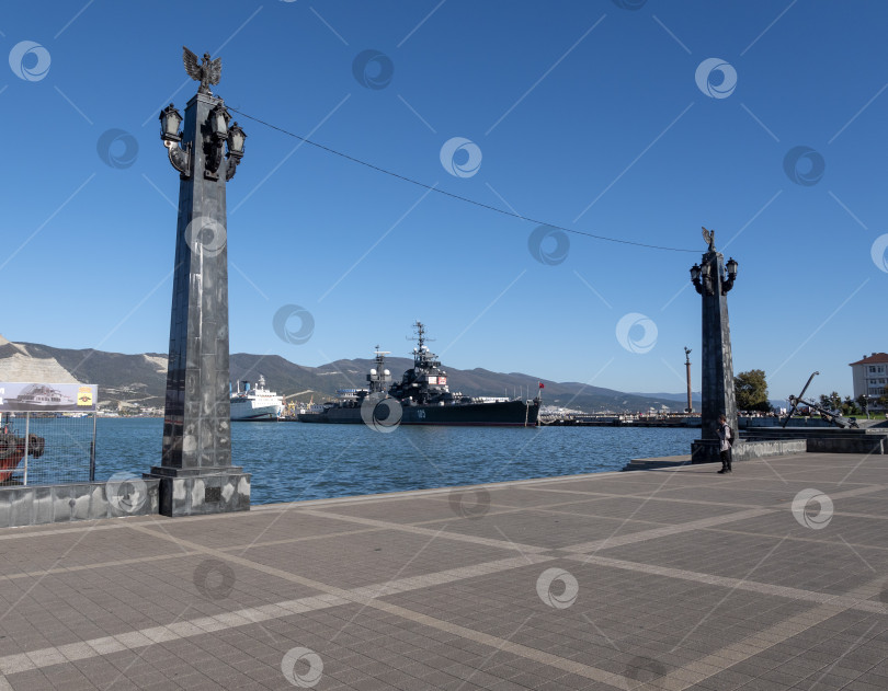 Скачать Новороссийск, Россия, 20 сентября 2025 года: Крейсер "Михаил Кутузов" пришвартовался в порту города. Историческое советское судно-музей проекта 68-бис фотосток Ozero