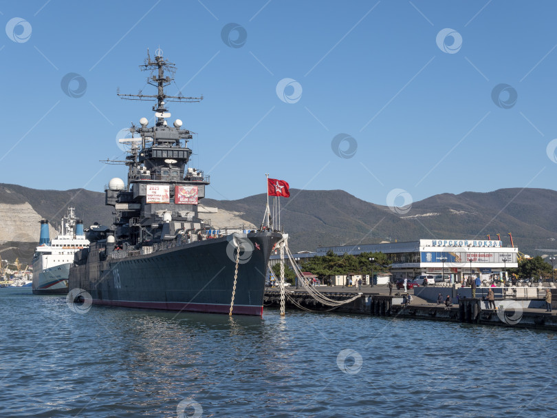 Скачать Новороссийск, Россия, 20 сентября 2025 года: Крейсер "Михаил Кутузов" пришвартовался в порту города. Историческое советское судно-музей проекта 68-бис фотосток Ozero