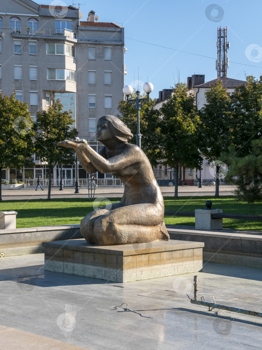 Скачать 22 августа 2025 года памятник-фонтан "Дарующая воду" в Новороссийске, Россия, на побережье Черного моря. Художественная скульптура и общественный фонтан фотосток Ozero