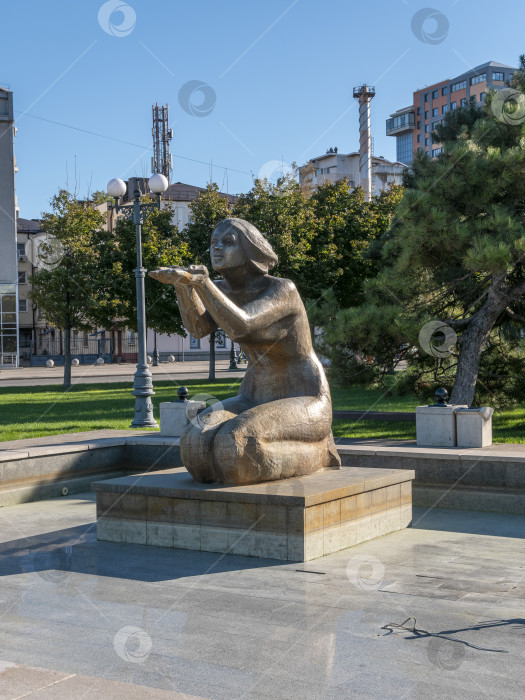 Скачать 22 августа 2025 года памятник-фонтан "Дарующая воду" в Новороссийске, Россия, на побережье Черного моря. Художественная скульптура и общественный фонтан фотосток Ozero