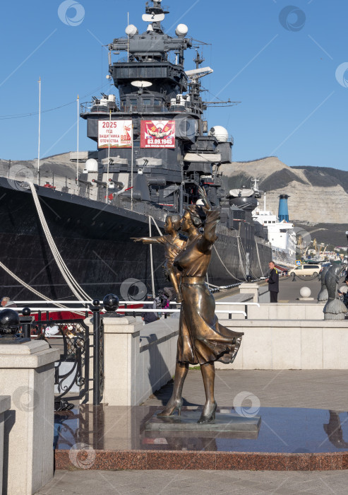 Скачать 22 августа 2025 года Памятник жене моряка на площади в Новороссийске Россия на фоне авианосца Адмирал Кузнецов виднеющегося на побережье Черного моря фотосток Ozero