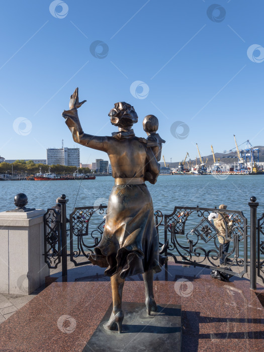 Скачать 22 августа 2025 года памятник жене моряка на площади в Новороссийске, Россия, на побережье Черного моря. Общественный мемориал и художественная скульптура фотосток Ozero