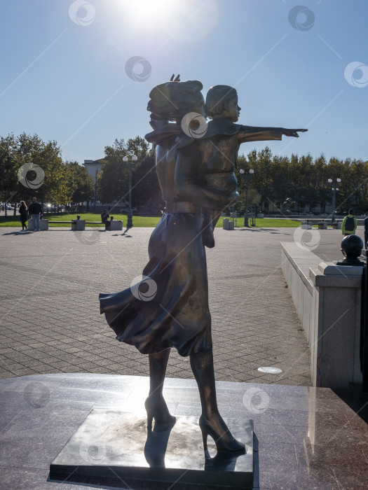 Скачать 22 августа 2025 года памятник жене моряка на площади в Новороссийске, Россия, на побережье Черного моря. Общественный мемориал и художественная скульптура фотосток Ozero