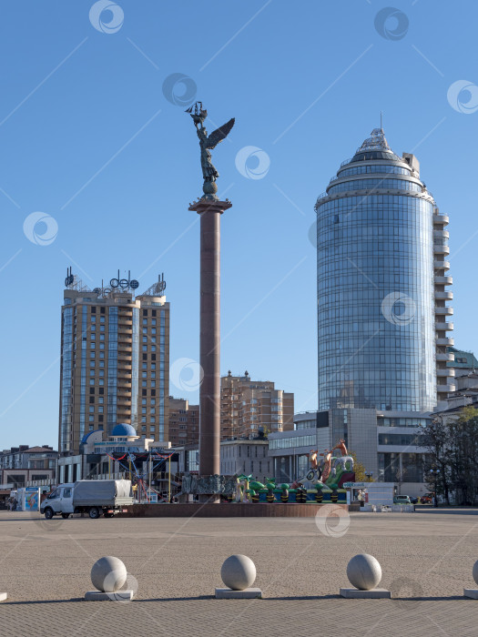 Скачать 22 августа 2025 года площадь с памятной стелой перед Морским терминалом в Новороссийске, Россия, на побережье Черного моря. Городское общественное пространство и морская достопримечательность фотосток Ozero