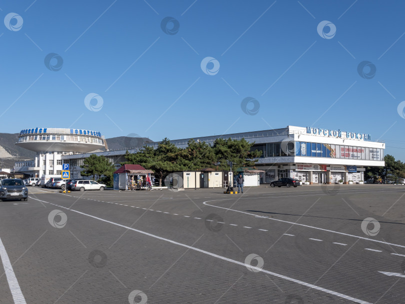 Скачать 22 августа 2025 года в Новороссийске открылся морской терминал на Черноморском побережье России. Историческое здание порта с морской инфраструктурой фотосток Ozero