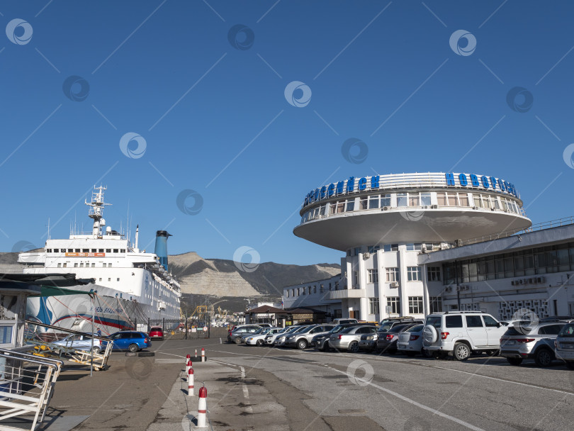 Скачать 22 августа 2025 года в Новороссийске открылся морской терминал на Черноморском побережье России. Историческое здание порта с морской инфраструктурой фотосток Ozero