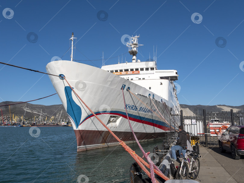 Скачать 22 августа 2025 года пассажирский теплоход "Князь Владимир" пришвартовался в порту Новороссийска, Россия, на побережье Черного моря. Речное и морское судно пришвартовано недалеко от гавани фотосток Ozero