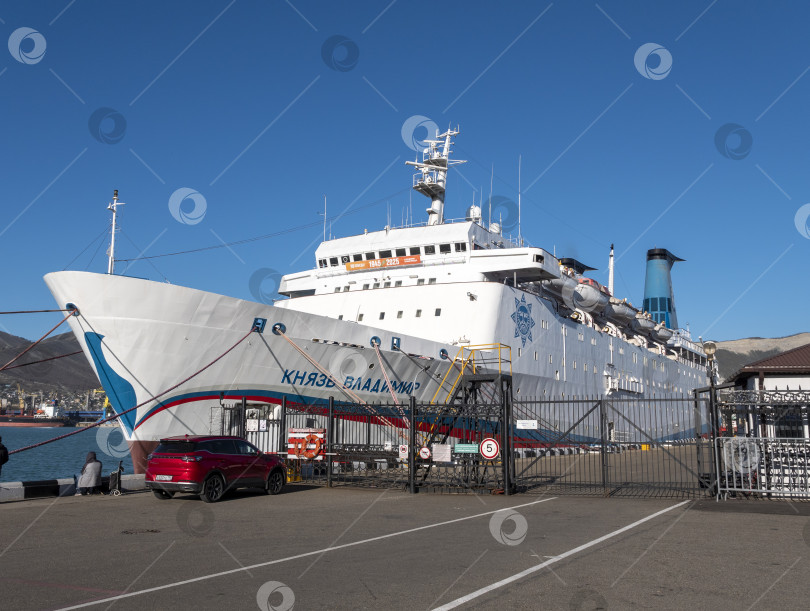 Скачать 22 августа 2025 года пассажирский теплоход "Князь Владимир" пришвартовался в порту Новороссийска, Россия, на побережье Черного моря. Речное и морское судно пришвартовано недалеко от гавани фотосток Ozero