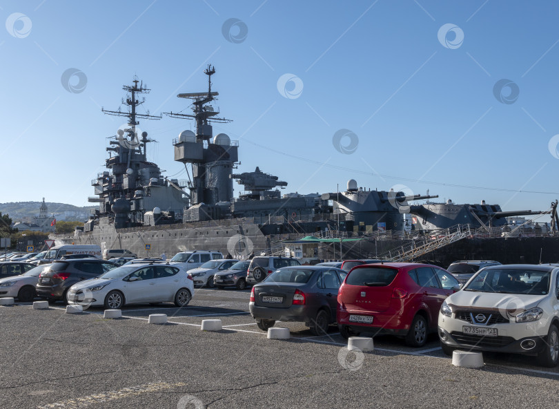 Скачать Новороссийск, Россия, 20 сентября 2025 года: Крейсер "Михаил Кутузов" пришвартовался в порту города. Историческое советское судно-музей проекта 68-бис фотосток Ozero