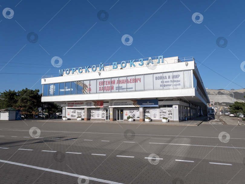 Скачать 22 августа 2025 года в Новороссийске открылся морской терминал на Черноморском побережье России. Историческое здание порта с морской инфраструктурой фотосток Ozero