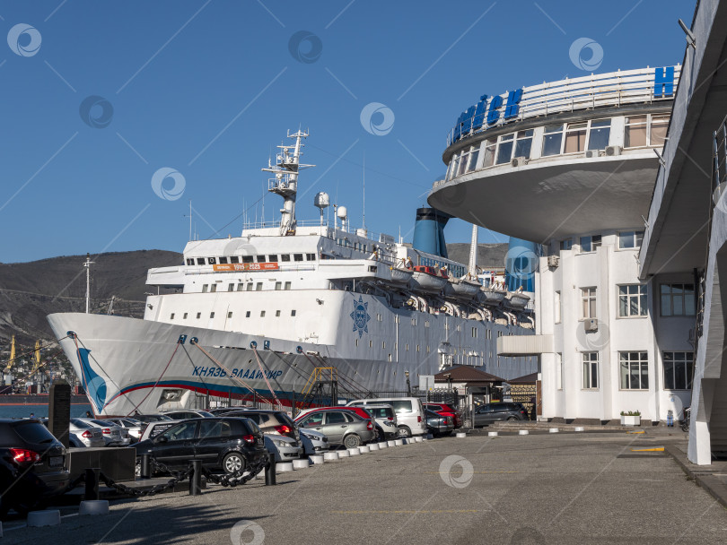 Скачать 22 августа 2025 года пассажирский теплоход "Князь Владимир" пришвартовался в порту Новороссийска, Россия, на побережье Черного моря. Речное и морское судно пришвартовано недалеко от гавани фотосток Ozero