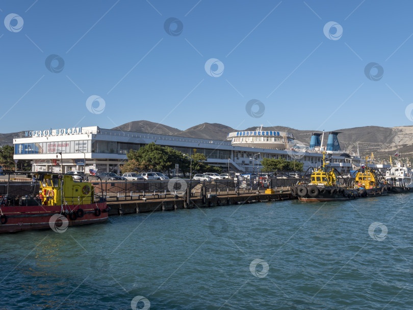 Скачать 22 августа 2025 года в Новороссийске открылся морской терминал на Черноморском побережье России. Историческое здание порта с морской инфраструктурой фотосток Ozero