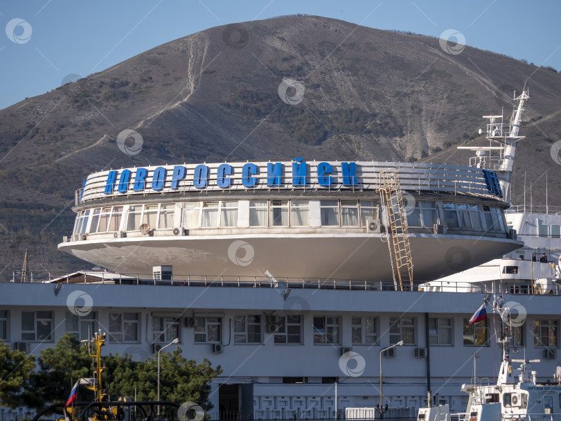 Скачать 22 августа 2025 года в Новороссийске открылся морской терминал на Черноморском побережье России. Историческое здание порта с морской инфраструктурой фотосток Ozero