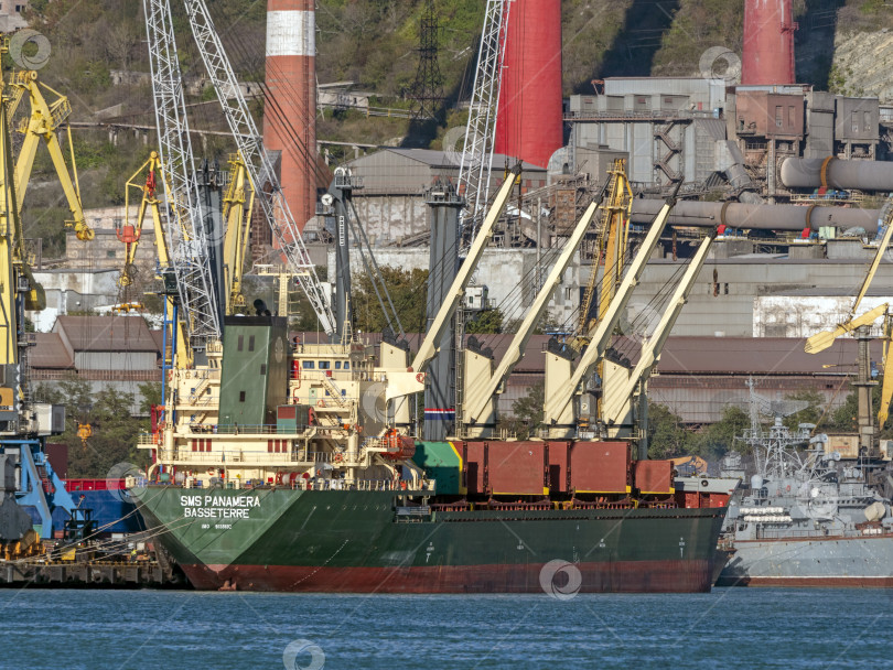 Скачать 22 августа 2025 года грузовое судно SMS Panamera пришвартовалось в порту Новороссийска, Россия, на побережье Черного моря. Коммерческое судно пришвартовалось недалеко от порта фотосток Ozero