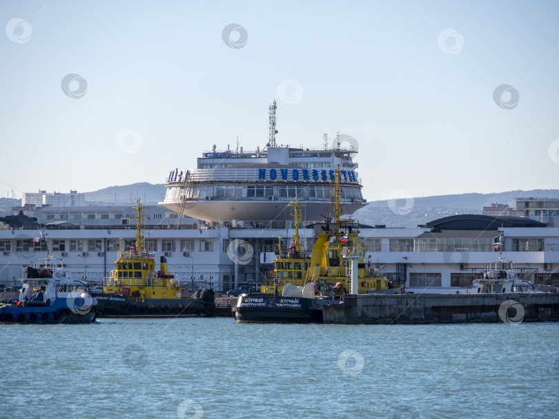 Скачать 22 августа 2025 года в Новороссийске открылся морской терминал на Черноморском побережье России. Историческое здание порта с морской инфраструктурой фотосток Ozero