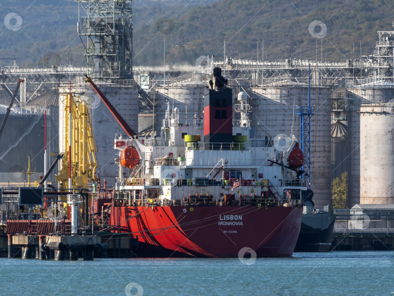 Скачать 22 августа 2025 года грузовое судно Lisbon пришвартовалось в порту Новороссийска, Россия, на побережье Черного моря. Коммерческое судно пришвартовалось недалеко от гавани фотосток Ozero
