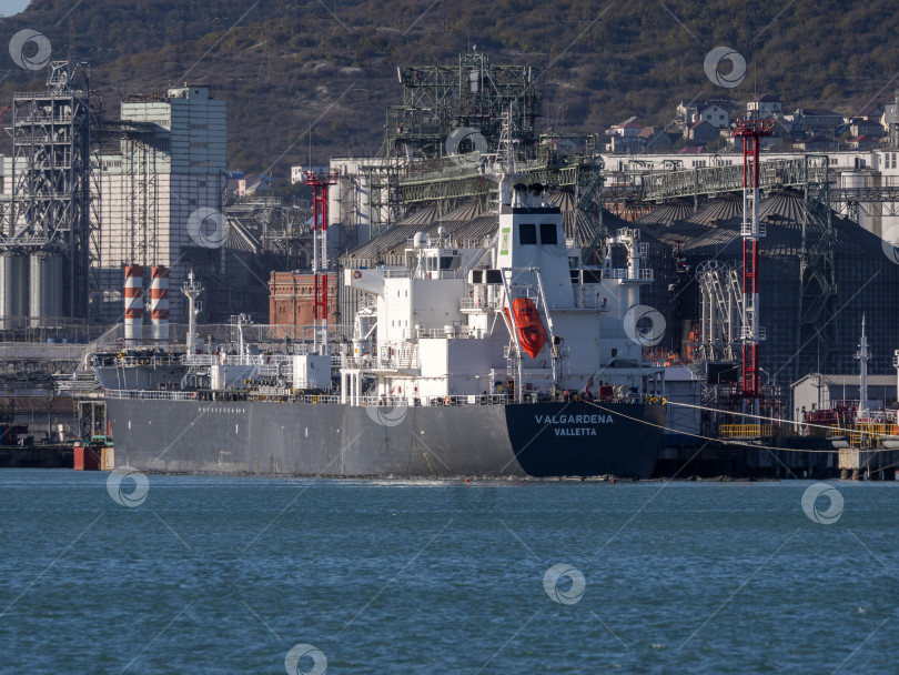 Скачать 22 августа 2025 года грузовое судно Valgardena пришвартовалось в порту Новороссийска, Россия, на побережье Черного моря. Коммерческое судно пришвартовалось недалеко от гавани фотосток Ozero