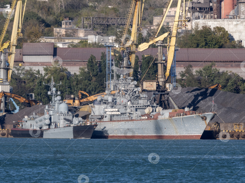 Скачать 22 августа 2025 года, вид порта Новороссийск, Россия, с грузовыми судами и кранами на побережье. Промышленный морской пейзаж на Черном море фотосток Ozero
