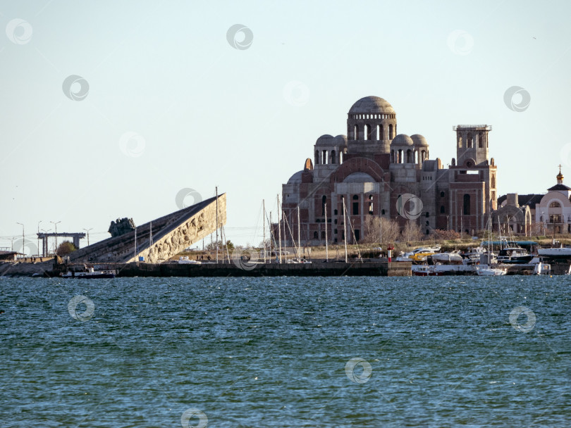 Скачать 22 августа 2025 года в Новороссийске, Россия, в память об их героизме во время Второй мировой войны установлен памятник безземельным солдатам. Исторический мемориал на побережье Черного моря фотосток Ozero