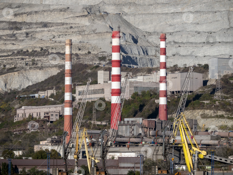 Скачать 22 августа 2025 года, вид порта Новороссийск, Россия, с грузовыми судами и кранами на побережье. Промышленный морской пейзаж на Черном море фотосток Ozero