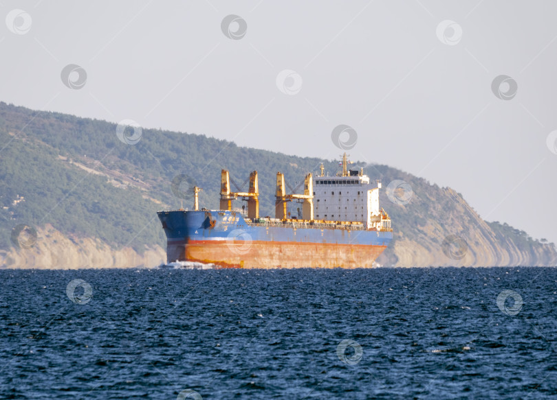 Скачать 22 августа 2025 года крупное грузовое судно Kual Bang Hai 16 заходит в порт Новороссийск, Россия. Коммерческое судно прибывает в черноморский порт. фотосток Ozero