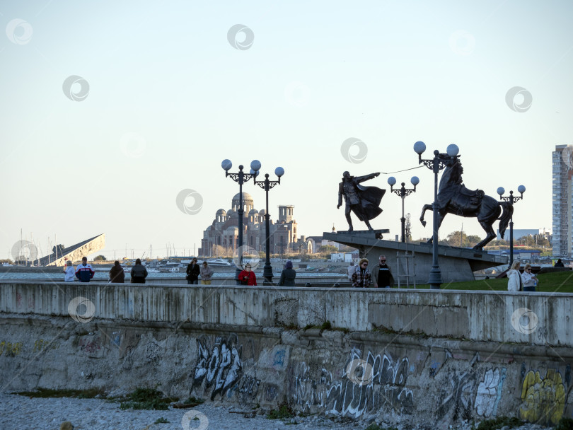 Скачать 22 августа 2025 года в Новороссийске, Россия, на набережной установлен памятник "Исход", изображающий мужчину с лошадью. Общественный мемориал на побережье Черного моря фотосток Ozero