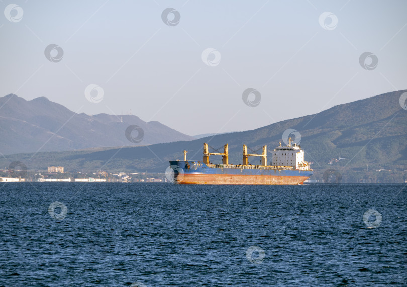 Скачать 22 августа 2025 года крупное грузовое судно Kual Bang Hai 16 заходит в порт Новороссийск, Россия. Коммерческое судно прибывает в черноморский порт. фотосток Ozero